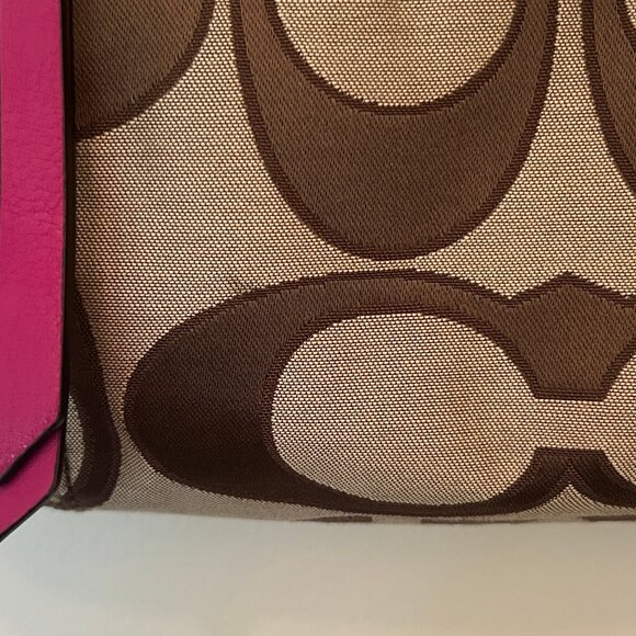 Coach Daisy Outline Signature Crossbody Bag, classic logo w/ pink leather trim - Picture 5 of 15